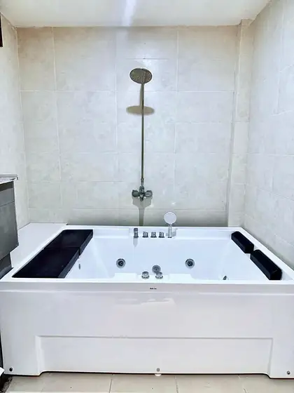 Whirlpool jacuzzi. A double whirlpool bath with rain shower in the Frontier Lodge.