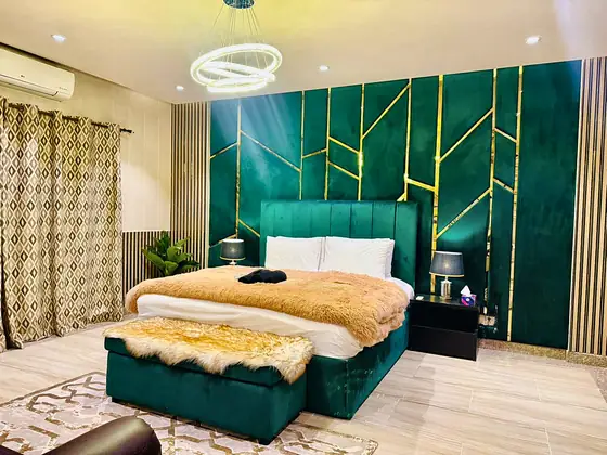 Emerald Residence: Deep green velvet, brass lines and warm wood