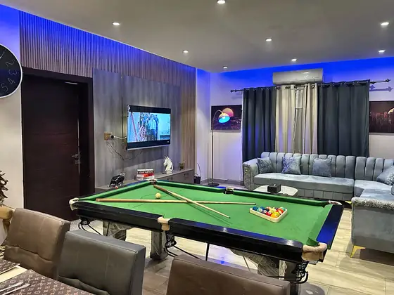 Midnight Lounge: Pool table, colour-changing LED mood lighting and pop-art