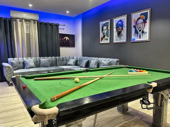 Midnight Lounge: Pool table, colour-changing LED mood lighting and pop-art